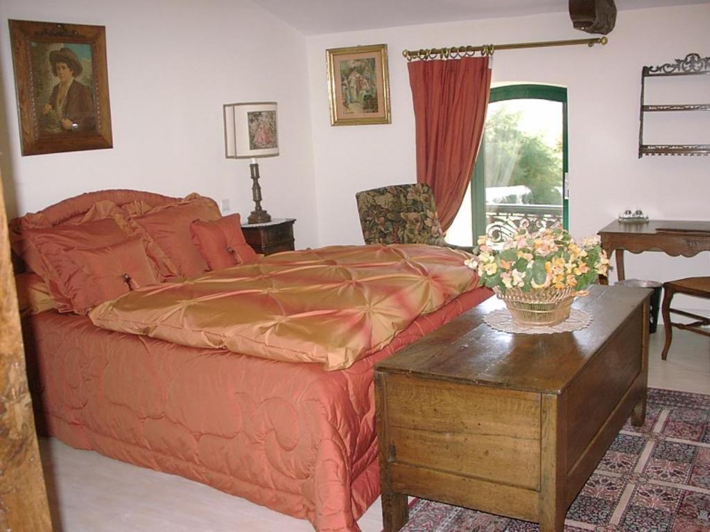 Au Fond De La Cour Bed & Breakfast Veyre-Monton Стая снимка